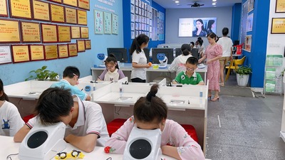 姓名：赵文雅
屈光性质：散光
精准屈光度：
右眼：-2.00×180 →1.0（裸眼0.8）
左眼：-2.00×170→1.0-1（裸眼0.7-3）
电脑裸眼视力
右眼：1.0 -1左眼：0.8-1 0.9-4
五米裸眼视力
右眼：0.8+3左眼：0.8-1
裸眼视力提升上去了