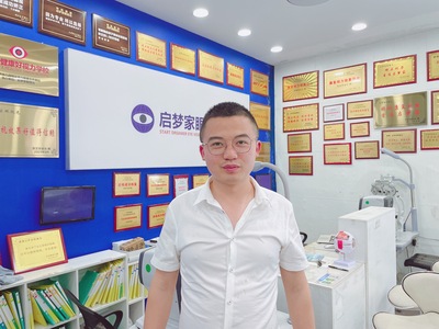 姓名：汤达      【签约矫正】
屈光性质：远视 →中度弱视
精准屈光度：
右眼：+1.25→0.4
左眼：+0.75→0.4
电脑矫正视力
右眼:0.8-3 0.9-3   1.0-3      左眼:0.8-3
5M矫正视力
右眼:0.6         左眼:0.6   
视力情况：成人弱视矫正，取得了非常好的成绩，从0.4现在，提升非常多，弱视在我们的矫正之下，不限制年龄