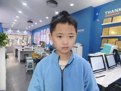 姓名：付嘉林
屈光性质：视力偏低，双眼隐性外斜
精准屈光度
右眼：-0.50*160（0.8-4）
左眼：-0.25/-0.75*165(0.8)
现五米裸眼视力
右眼：1.0✅  左眼：1.0-3
现电脑裸眼视力
右眼1.2-✅左眼1.2-✅
视力一个疗程就提升上来了[强]
