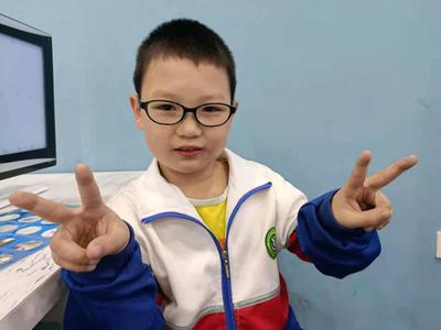 姓名：汤雁涵   【签约矫正】
屈光性质：远视+散光→重度弱视
精准屈光度：
右眼：+2.50/+1.00*85→0.8
左眼：+2.00/+1.50*85→0.8

5M矫正视力
右眼:1.0-2✅        左眼: 1.0-1✅

视力情况：在家两年未好，在启梦家21次视觉训练，就达到医学标准，裸眼视力也在1.0