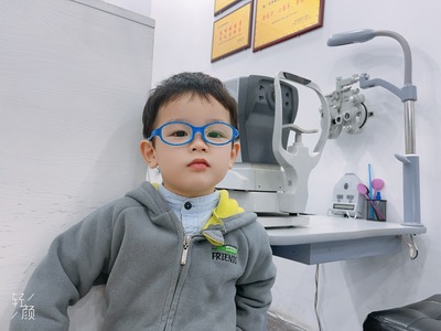 姓名：文昭阳
屈光性质:远视+散光→重度弱视 
精准屈光度：
右眼：+2.00/+0.50*75→0.8
左眼：+7.00/+0.75*120→0.15
现电脑矫正视力
右眼：1.2✅ 
左眼：1.0✅ 
五米矫正视力
右眼：1.5-2✅️
左眼：1.0-2✅ 
重度弱视，年龄小，视训认真矫正效果好，恭喜文昭阳初步达标