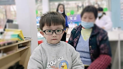 姓名：杨宇轩
屈光性质：
远视+高度散光➡️轻度弱视
精准屈光度：
右眼:+1.25/-4.50×10➡️0.6
左眼：+0.75/-2.00×5➡️0.6
现电脑矫正视力
右眼:1.5-2✅    左眼:1.2✅
五米矫正视力
右眼:1.2✅  左眼:1.2✅
轻度弱视稳定达标，第二年保养