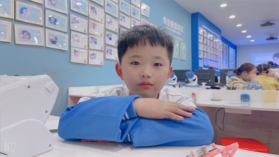 姓名：付嘉林
屈光性质：单纯性屈光不正散光
精准屈光度：
右眼：+0.50/-0.50*15→1.0（裸眼0.8）
左眼：-0.75*160→1.0（裸眼0.7）
视力情况：
电脑矫正视力
右眼: 1.2-4✅        左眼:   1.2-4
5M矫正视力
右眼: 1.2               左眼:   1.2
视力情况：   新同学期待好视力！