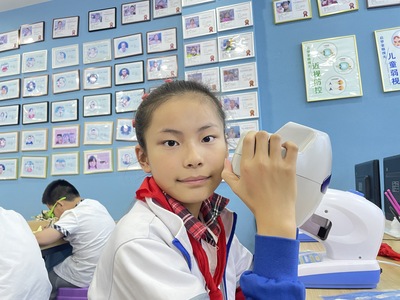 姓名：万小米
屈光性质：近视
精准屈光度：
右眼：-1.75→1.0
左眼：-1.50/-0.50*180→1.0
视力情况：
电脑矫正视力
右眼:   0.9-2           左眼:0.9-1
5M矫正视力
右眼: 1.0            左眼:   0.8+2
视力情况：刚来的时候戴镜视力是0.8，一个小疗程，双眼都提升了。非常不错。