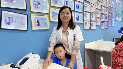 姓名：周圣哲   【签约矫正】
屈光性质：远视+散光→中度弱视
精准屈光度：
右眼：+1.00/+1.50*85→0.5
左眼：+1.00/+1.75*90→0.5
电脑矫正视力
右眼:1.2-3 ✅        左眼: 1.2-3 ✅
5M矫正视力
右眼:1.2-2 ✅      左眼: 1.0 ✅
视力情况：从0.5的视力提升到1.0，用了5个月，中度弱视成功矫正，裸眼视力也达到1.0和0.8,2022年11月份进入保养，2024年11月份，可以尝试摘镜