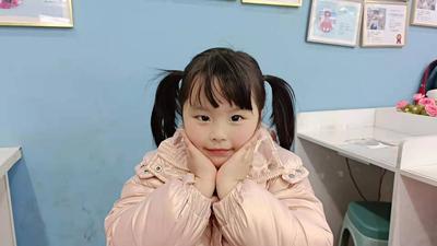 姓名：胡瑾萱
屈光性质：远视+散光→轻度弱视
精准屈光度：
右眼：+1.75/+0.50*90→0.7
左眼：+2.25/+0.75*75→0.7
电脑矫正视力
右眼: 1.2-4✅   左眼:1.2-2✅
5M矫正视力
右眼: 1.0✅ 左眼:1.0-2✅
视力情况： 弱视已初步达标，也非常稳定，裸眼视力也达到了1.0   0.8，后期可以直接摘镜