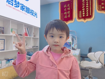 姓名：饶家伊
屈光性质：单纯性屈光不正散光
精准屈光度：
右眼：-0.75X170→1.0（裸眼0.6－3）
左眼：-0.50X180→1.0（裸眼0.8－4）
视力情况：
电脑矫正视力
右眼:1.2-2✅      左眼:1.2-2✅
5M矫正视力
右眼: 1.0-✅   左眼:   1.0-✅
视力情况：   视力提升的非常不错。