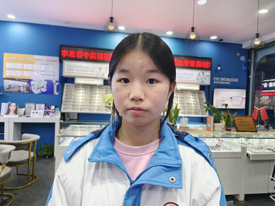 姓名：章悦
屈光性质：近视十散光
右眼：-0.75/-0.50X90（裸0.4-）
左眼：-1.25（裸0.4-
欢迎新报名的学生