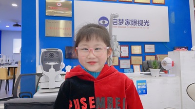 姓名：葛奕依    【签约矫正】
屈光性质：远视+散光+内斜→中度弱视
精准屈光度：
右眼：+1.25/+1.75*90→0.9(0.8)
左眼：+1.25/+1.75*85→0.5（0.25）
电脑矫正视力
右眼:1.5-3✅      左眼:1.0✅
5M矫正视力
右眼: 1.2✅      左眼:1.0-1✅

视力情况：弱视成功达标，七个月，重度弱视成功矫正，非常棒，远视降度了，内斜也在逐步改善了