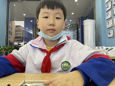 姓名：黄涵
屈光性质：单纯性屈光不正散光
精准屈光度：
右眼：-0.50×15→1.0(裸0.8-)
左眼：-0.50×175→1.0(裸0.8-)
视力情况：
电脑矫正视力
右眼:1.0✅      左眼:1.0✅
5M矫正视力
右眼: 1.2✅   左眼:   1.2✅
视力情况：   一个疗程就把视力提升到1.2了。真棒！