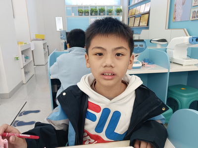 姓名：周俊宇
屈光性质：近视+散光
精准屈光度
右眼：-1.00/-0.50*180
左眼：-1.25/-0.50*180
欢迎新报名的学生，在接下来的矫正时间，认真视训，早日达标[玫瑰]